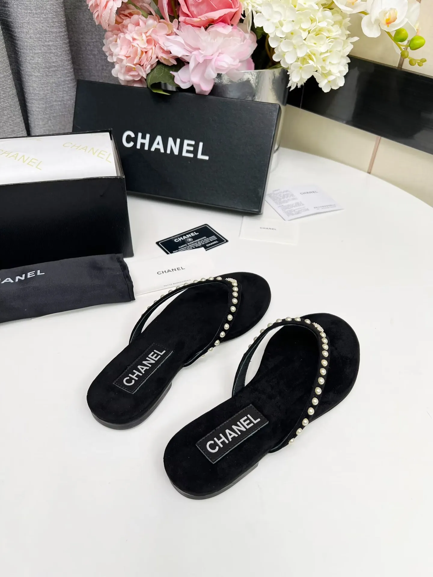 💕💕Factory direct selling price p440💕💕 Chanel new spring and summer genuine leather outsole flip-flops✅ I was really moved by this shoe when I first saw it💓 I liked it at first sight [surprised], 😊 and it has Chanel’s classic element diamond logo💎 Fabric: double-sided velvet Lining: cow lining Color: black Size: 35-41 (41 can be customized and non-returnable) Outsole: Made of genuine leather outsole Packaging: with card and cloth bag